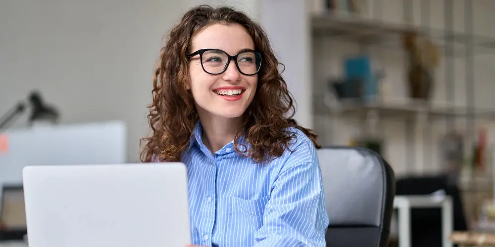 woman-glasses-laptop