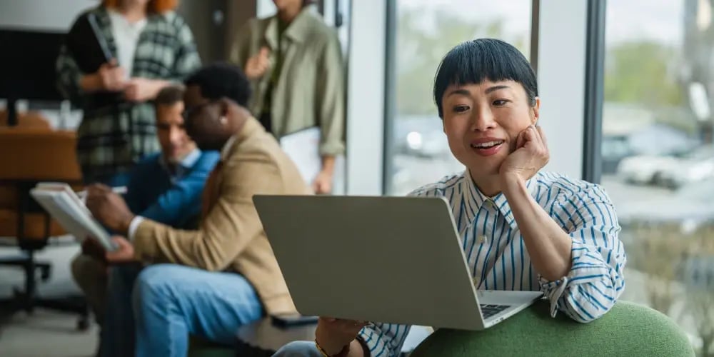 woman-laptop-team