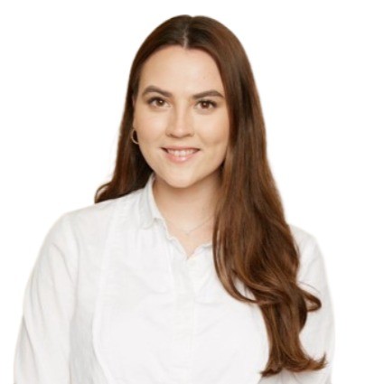 headshot of laura